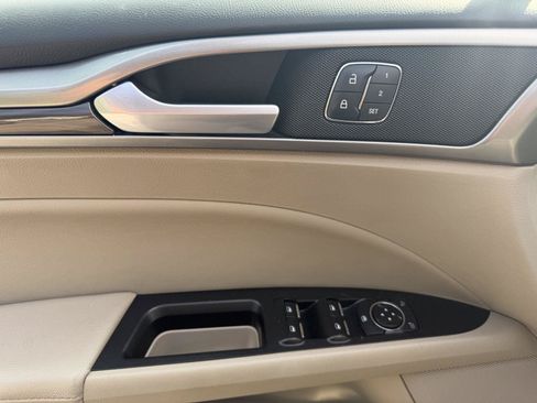 Used 2017 Ford Fusion SE w/ Fusion SE Technology Package FWD image 12