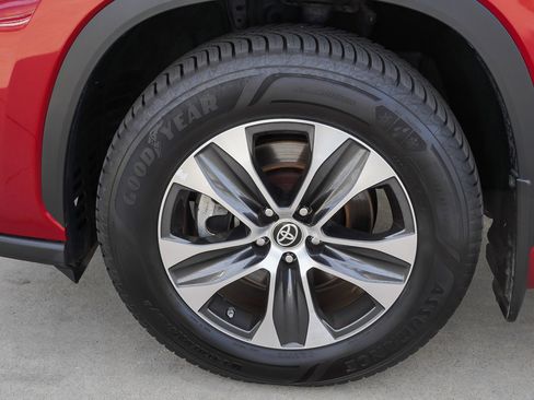 Certified 2022 Toyota Highlander XLE image 12