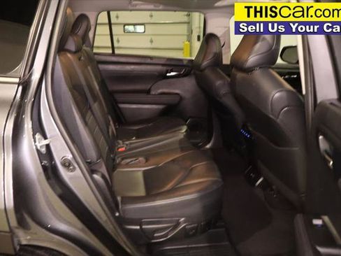 Used 2021 Toyota Highlander XLE FWD image 30