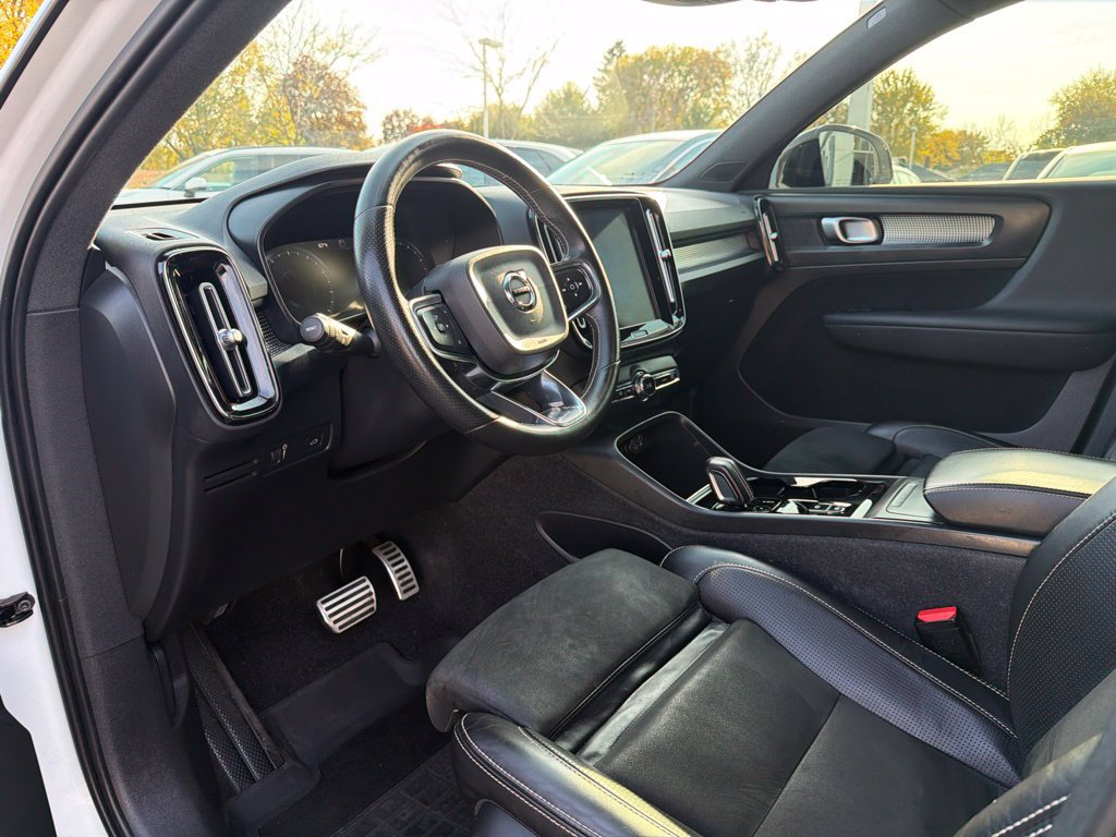 Used 2021 Volvo XC40 T4 R-Design w/ Protection Package Premier FWD image 9