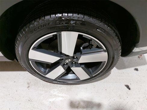 Used 2025 Hyundai Santa Fe Limited image 35