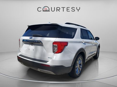 Used 2020 Ford Explorer XLT w/ Equipment Group 202A image 4