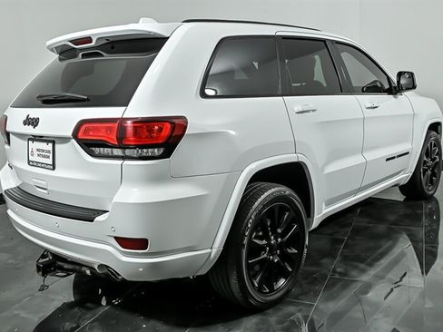 Used 2018 Jeep Grand Cherokee Altitude AWD/4WD image 9