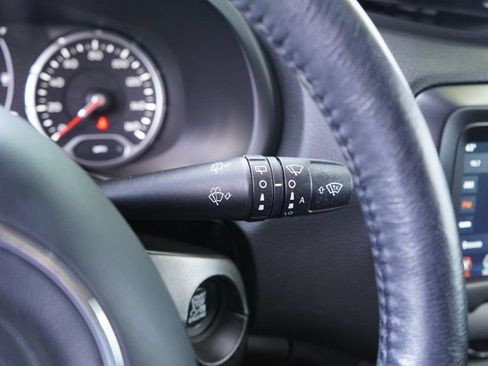 Used 2019 Jeep Renegade Latitude w/ Cold Weather Group FWD image 17