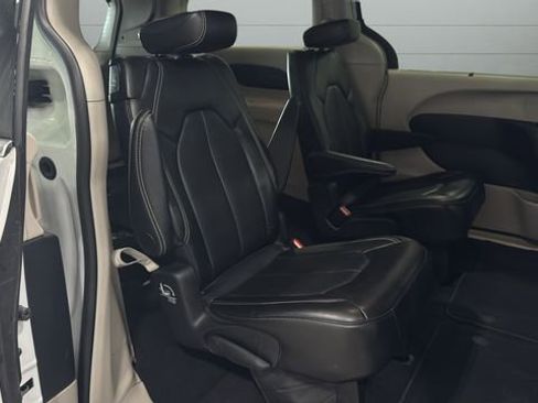 Used 2024 Chrysler Pacifica Touring-L image 29