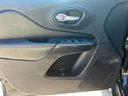 Used 2021 Jeep Cherokee Trailhawk AWD/4WD image 8