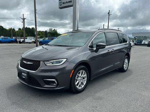 Used 2022 Chrysler Pacifica Touring-L FWD image 1