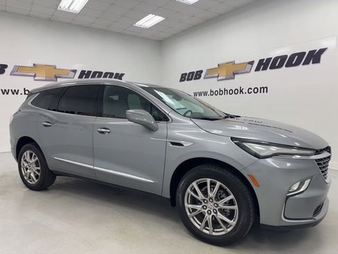 Used 2023 Buick Enclave Essence w/ Experience Buick Package FWD image 3