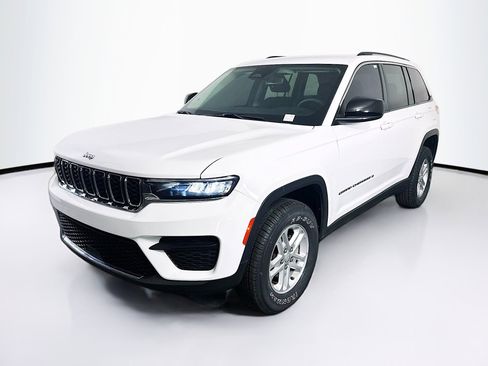 Used 2023 Jeep Grand Cherokee Laredo image 3