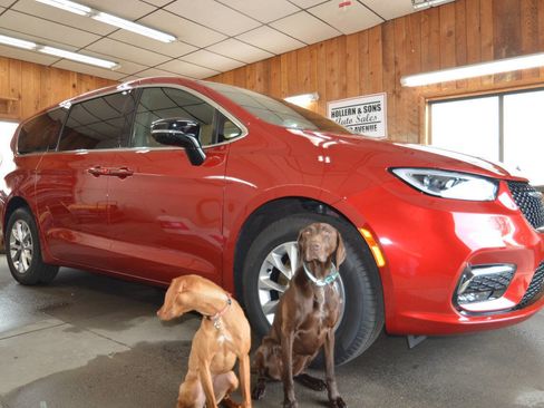 Used 2025 Chrysler Pacifica Select AWD/4WD image 2