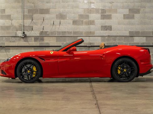 Used 2015 Ferrari California T RWD image 6