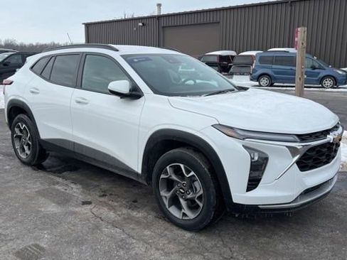 Used 2024 Chevrolet Trax LT w/ Driver Confidence Package image 1