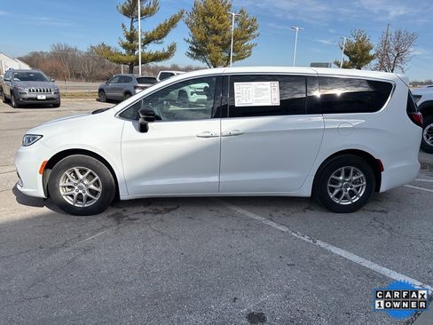 Used 2025 Chrysler Pacifica Select image 18