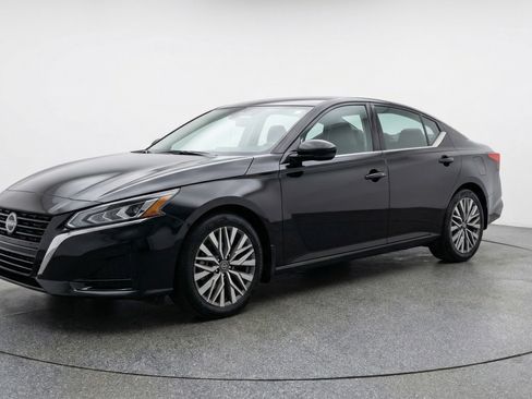 Used 2025 Nissan Altima 2.5 SV image 3