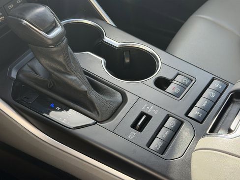 Used 2022 Toyota Highlander XLE image 16