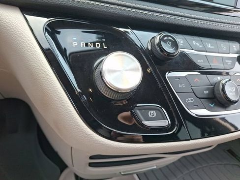 Used 2023 Chrysler Pacifica Touring-L FWD image 16