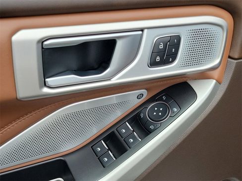 Used 2023 Ford Explorer King Ranch w/ Technology Package image 21