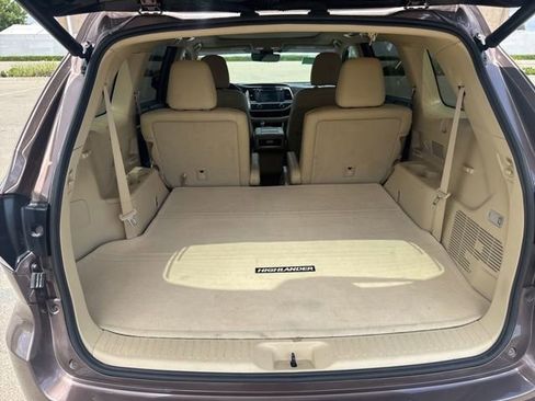 Used 2019 Toyota Highlander Limited Platinum w/ Carpet Mat Package (TMS) AWD/4WD image 10