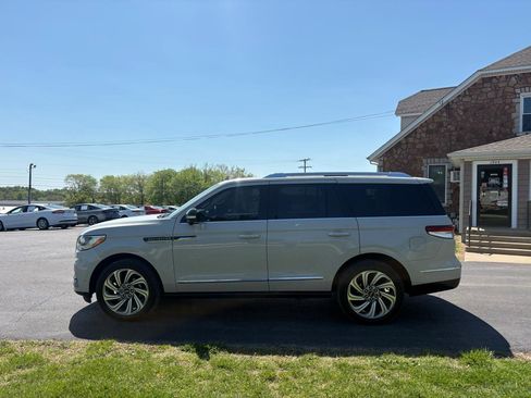 Used 2022 Lincoln Navigator Reserve image 2