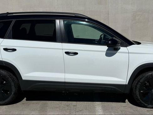 Certified 2025 Volkswagen Taos SE image 3