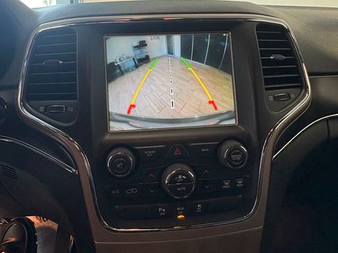 Used 2018 Jeep Grand Cherokee Laredo AWD/4WD image 9