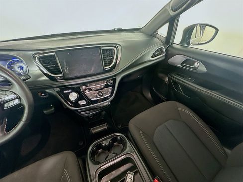Used 2023 Chrysler Pacifica Touring image 11