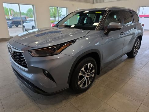 Used 2023 Toyota Highlander XLE AWD/4WD image 1