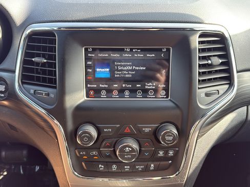 Used 2019 Jeep Grand Cherokee Laredo AWD/4WD image 17