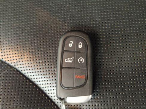 Used 2019 Jeep Cherokee Limited FWD image 32