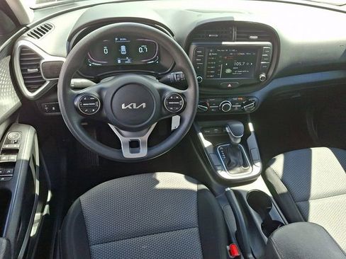 Used 2023 Kia Soul LX w/ LX Technology Package FWD image 2