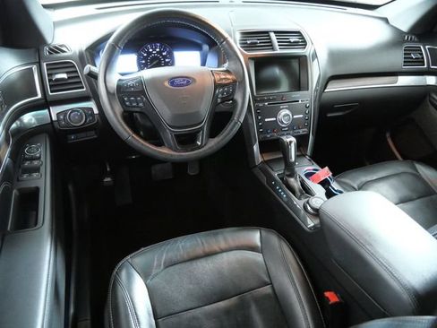 Used 2017 Ford Explorer Limited w/ Equipment Group 301A AWD/4WD image 4