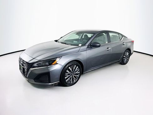 Used 2025 Nissan Altima 2.5 SV image 3