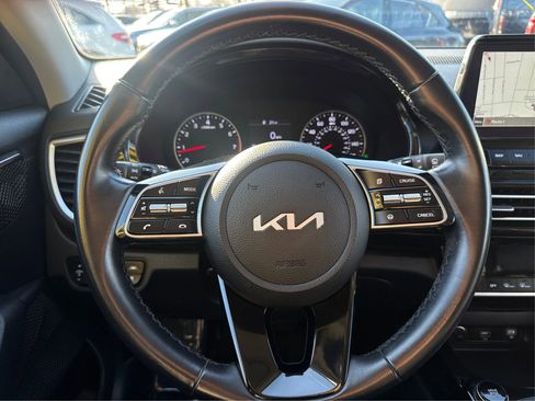Used 2022 Kia Seltos EX image 17