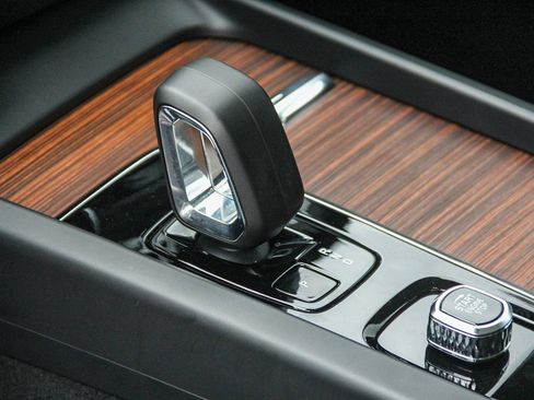 Used 2025 Volvo V60 B5 Cross Country Plus image 21