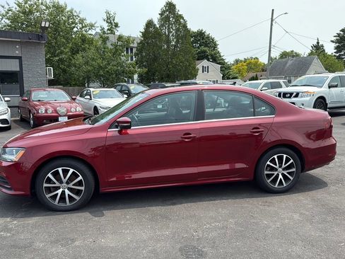Used 2018 Volkswagen Jetta SE image 2