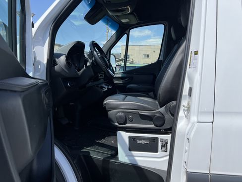 Used 2021 Freightliner Sprinter 2500 RWD image 14