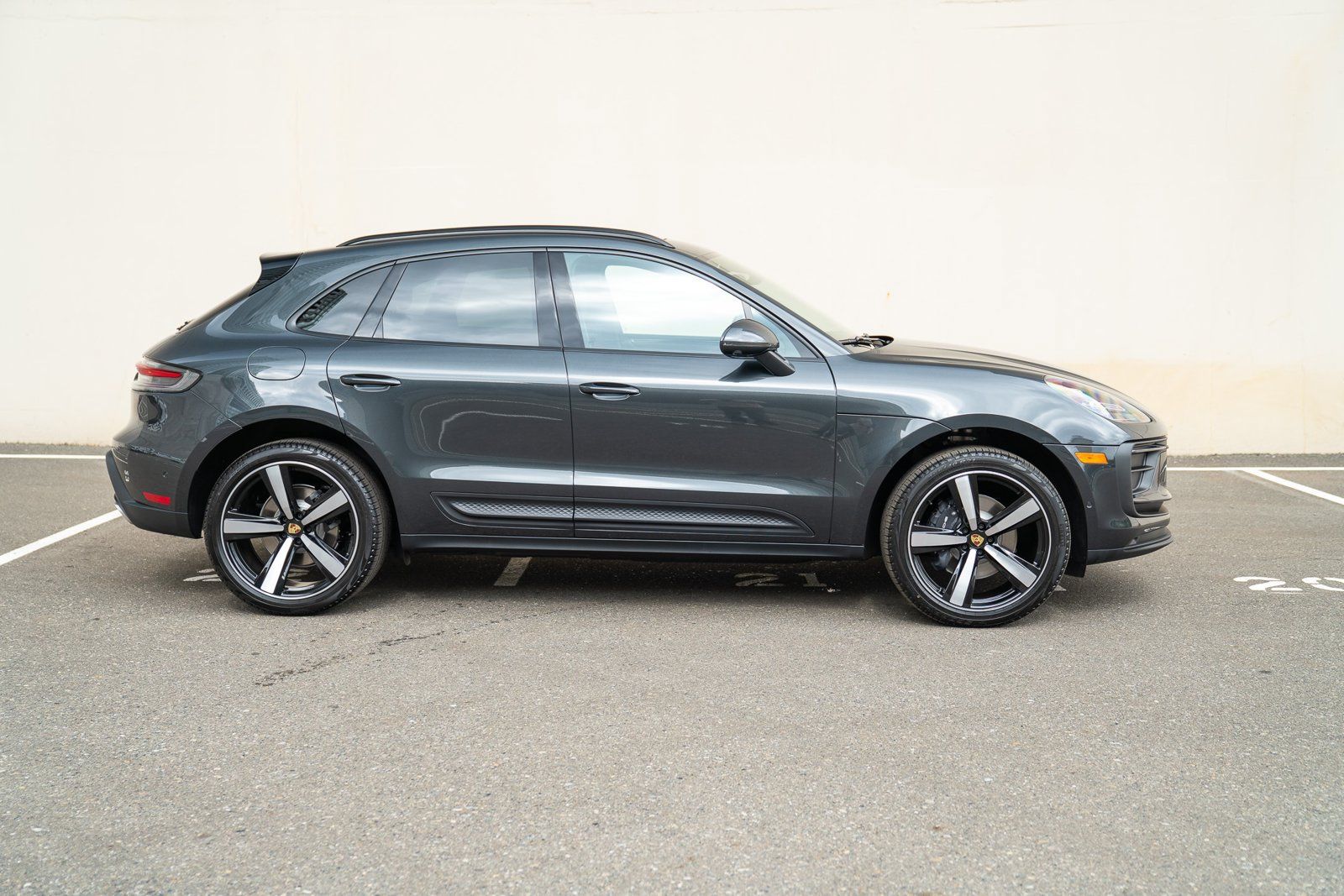 Certified 2026 Porsche Macan AWD/4WD image 8