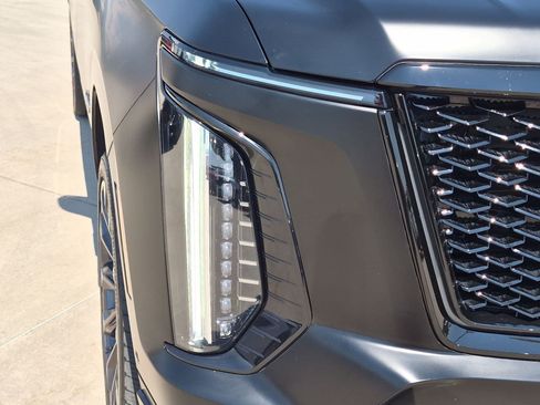 Certified 2025 Cadillac Escalade ESV V AWD/4WD image 10