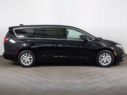 Used 2024 Chrysler Pacifica Touring-L FWD image 19
