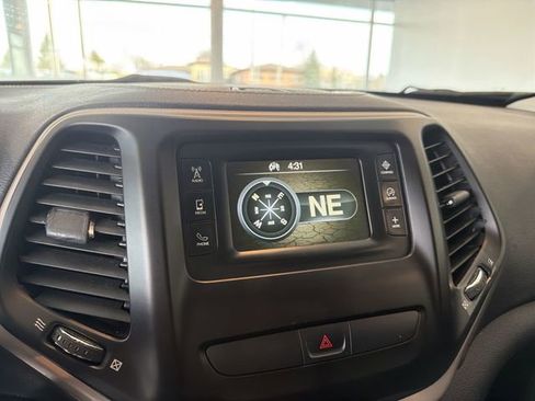 Used 2016 Jeep Cherokee Latitude w/ Cold Weather Group image 23