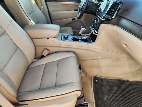 Used 2020 Jeep Grand Cherokee Overland AWD/4WD image 14