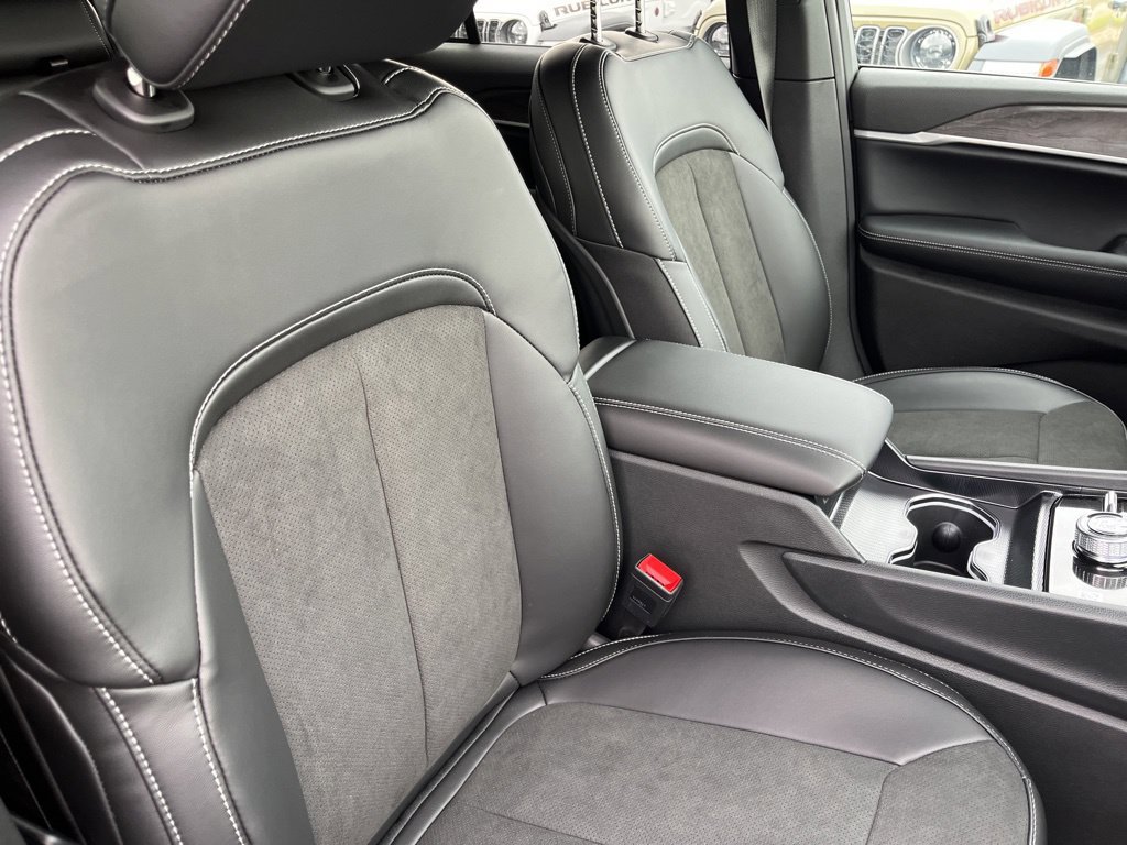 New 2026 Jeep Grand Cherokee Altitude AWD/4WD image 38