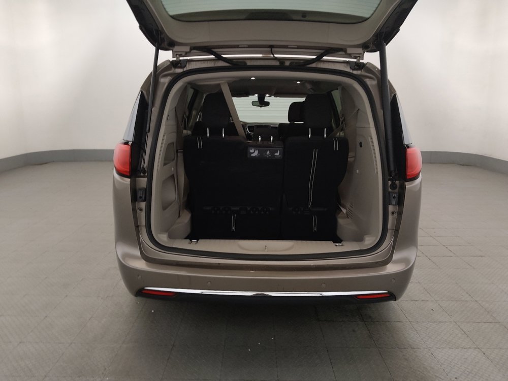 Used 2018 Chrysler Pacifica Touring Plus FWD image 29