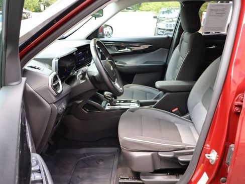 Used 2024 Chevrolet TrailBlazer LT w/ LT Cold Weather Package FWD image 17