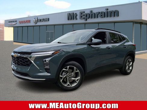 Used 2025 Chevrolet Trax LT FWD image 1