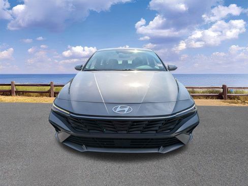 Used 2025 Hyundai Elantra SEL FWD image 11
