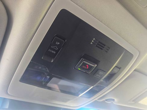 Used 2025 Lexus ES 300h w/ Premium Package image 34