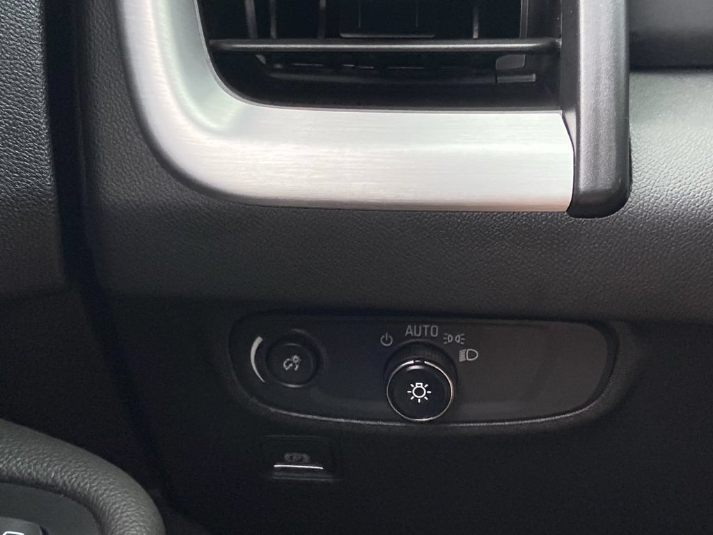 Used 2023 GMC Terrain SLE w/ Driver Convenience Package FWD image 13