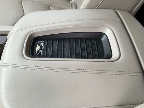 Used 2019 Cadillac Escalade Premium Luxury image 32