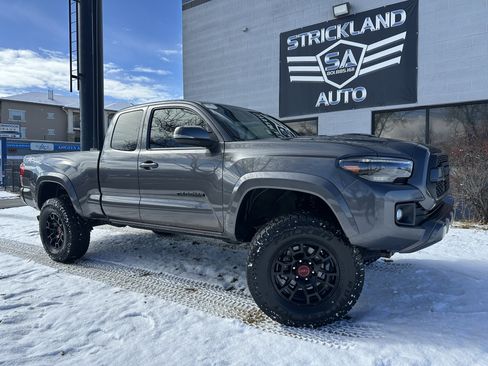 Used 2018 Toyota Tacoma TRD Sport w/ Technology Package image 1